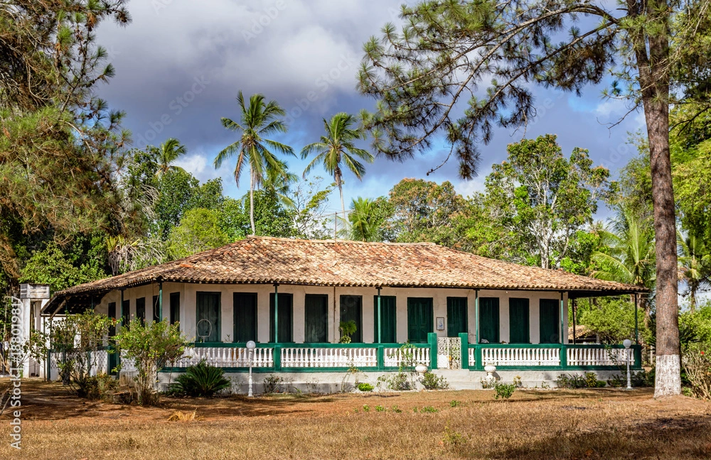 Casarão histórico em cidade do interior, símbolo da preservação cultural.