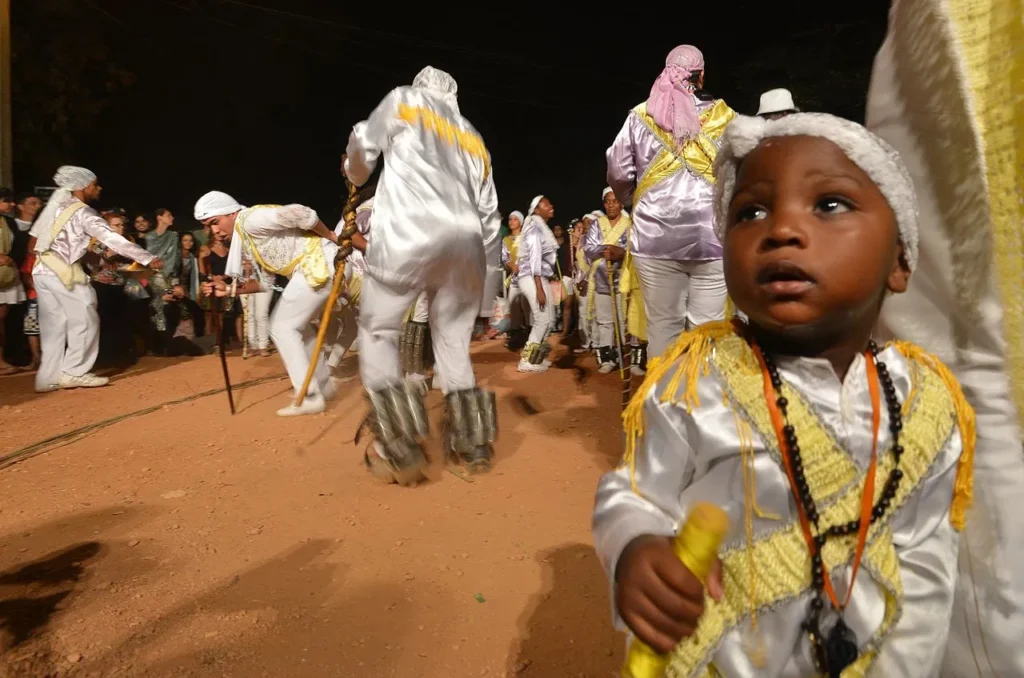 Dançarinos em trajes coloridos participando das Congadas em Catalão, Goiás.