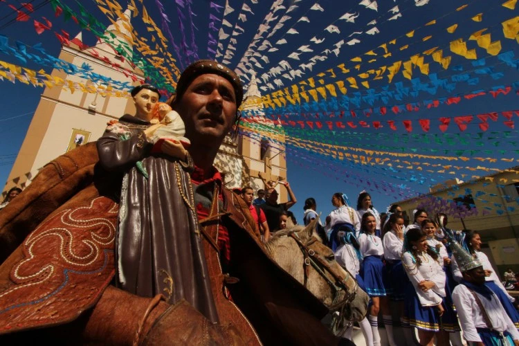 Multidão celebra durante a Festa do Pau da Bandeira em Barbalha, Ceará