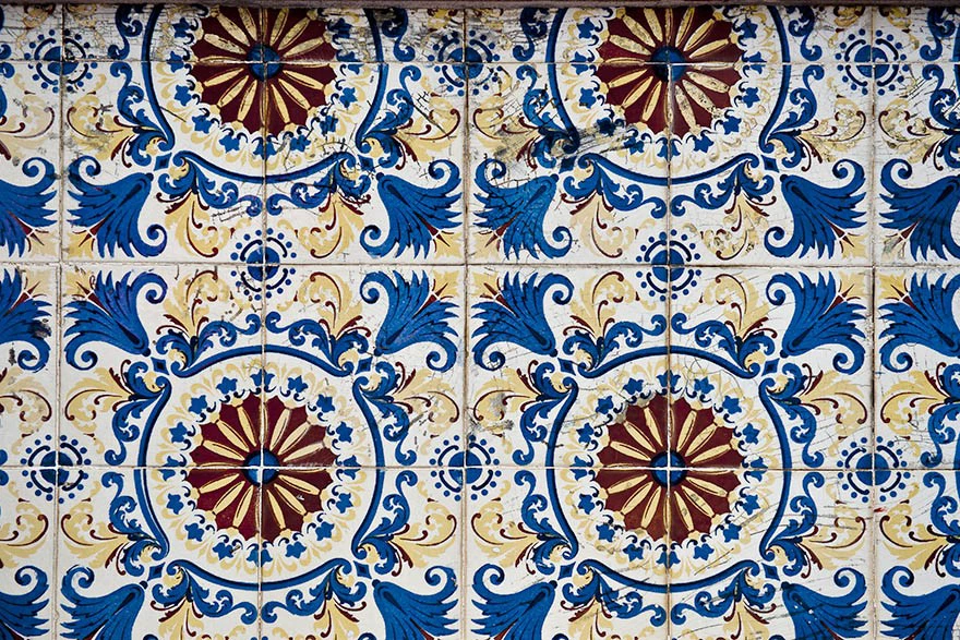 Fachada revestida com azulejos portugueses em São Luís do Maranhão, Brasil