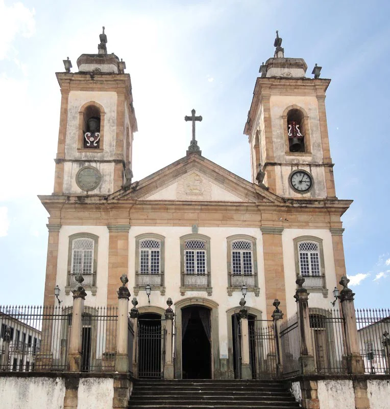 Igreja Nossa Senhora do Pilar em São João del-Rei, exemplo híbrido entre o Barroco e Neoclássico.