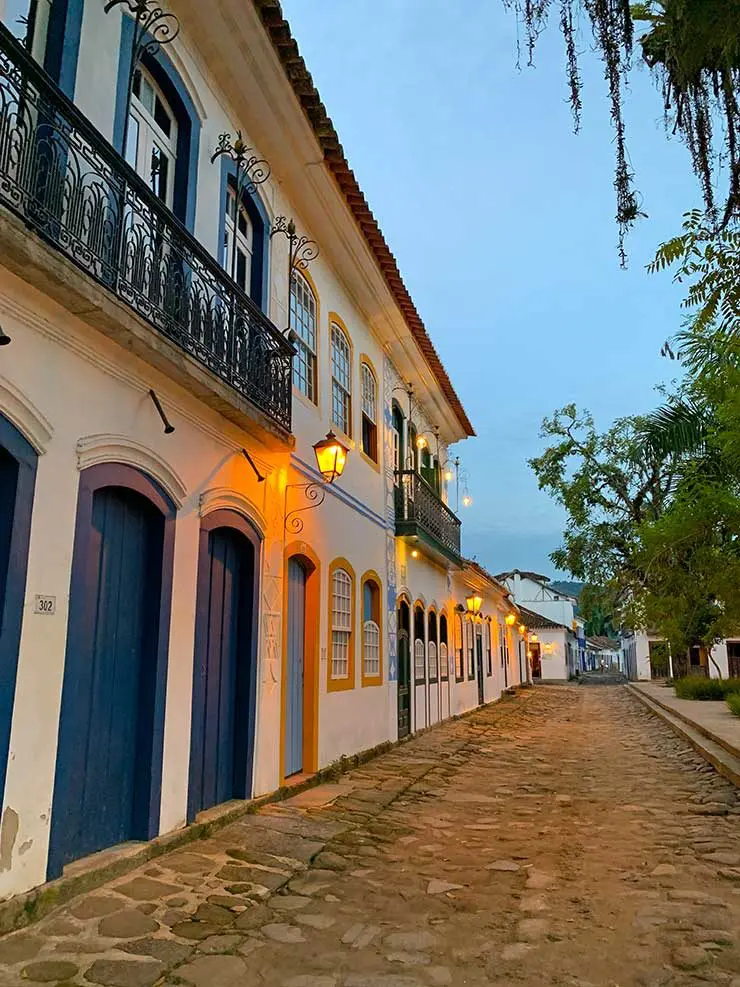 rua histórica de Paraty com casarios coloniais ao fundo