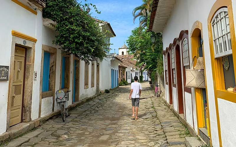 Rua do centro histórico de Paraty com casarões em estilo colonial e influências neoclássicas.