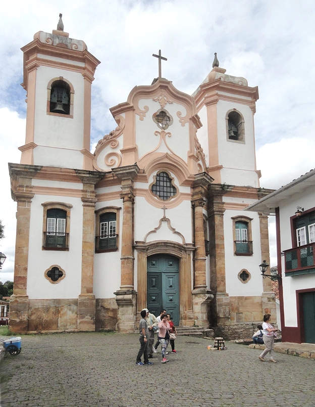Altar principal da Basílica de Nossa Senhora do Pilar com rica ornamentação em ouro