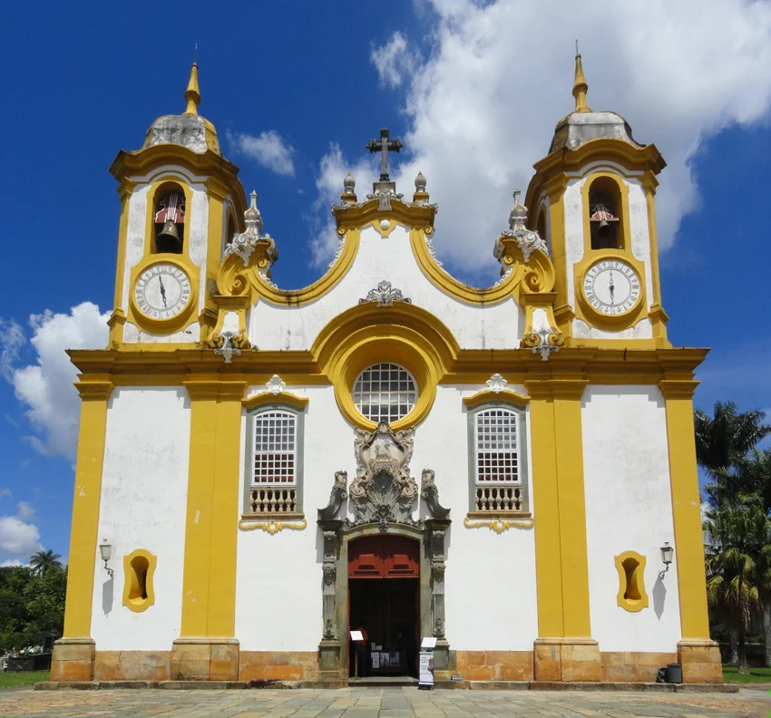 Detalhe da imponente fachada barroca da Igreja Matriz de Santo Antônio em Tiradentes, MG.