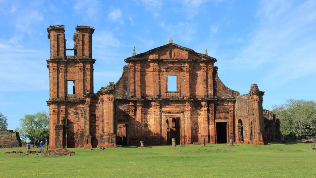 Ruínas da Igreja de São Miguel Arcanjo em São Miguel das Missões, Rio Grande do Sul, evidenciando a arquitetura jesuítica em pedra.