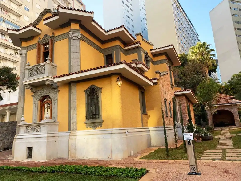 Fachada de casarão colonial com andaimes, evidenciando processo de restauração