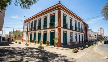 Equipe restaurando o Casarão Julia Ferraz em Atibaia, representando o esforço técnico e cultural de preservar o patrimônio.