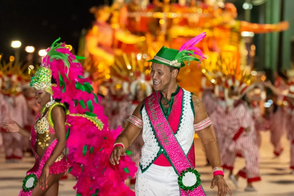 Festa popular em rua histórica decorada com bandeirolas, representando a cultura viva das pequenas cidades brasileiras.