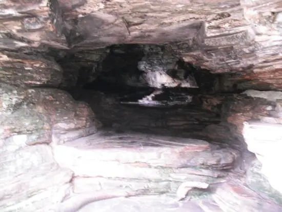 Vista da Gruta São Thomé, com suas formações rochosas únicas e atmosfera mística