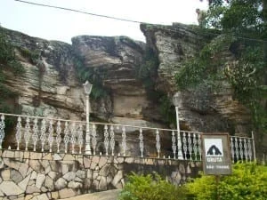 Entrada da Gruta de São Thomé, ponto turístico místico em São Thomé das Letras, Minas Gerais