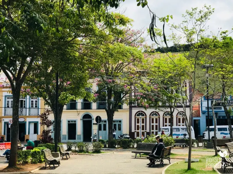 São Luiz do Paraitinga sob luz suave, representando um espaço habitado por séculos de narrativas populares.